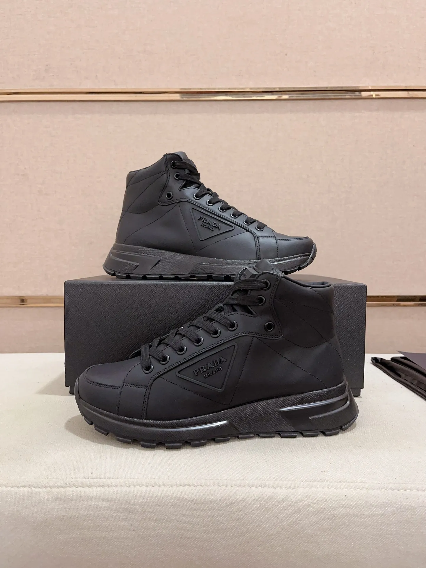 Men's shoes 💰 700💰 ✔️✔️✔️Top version High-quality new PRADA (Prada) counters are launched simultaneously, new men's shoes, 😘fabrics are selected from first-layer cowhide. Lining: Imported cowhide leather lining. 👍🏿High-end☄️Open-molded non-slip rubber outsole, exquisite lines, simple and elegant, comfortable and high-end for leisure travel. Number of yards: 38 to 44. Can be customized 45-46 non-returnable